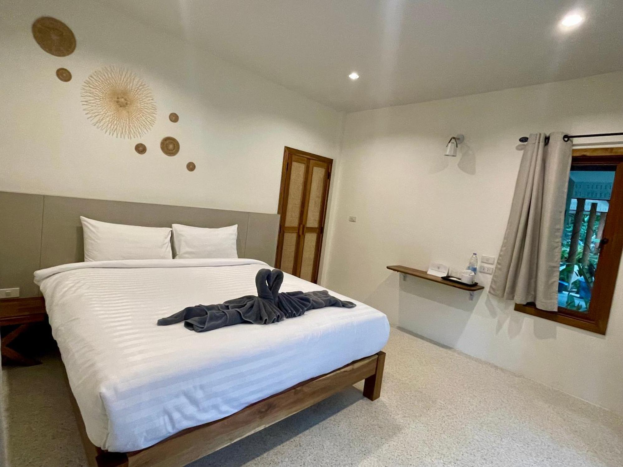 Sunny Cove Beach Resort Koh Phayam Ranong Esterno foto