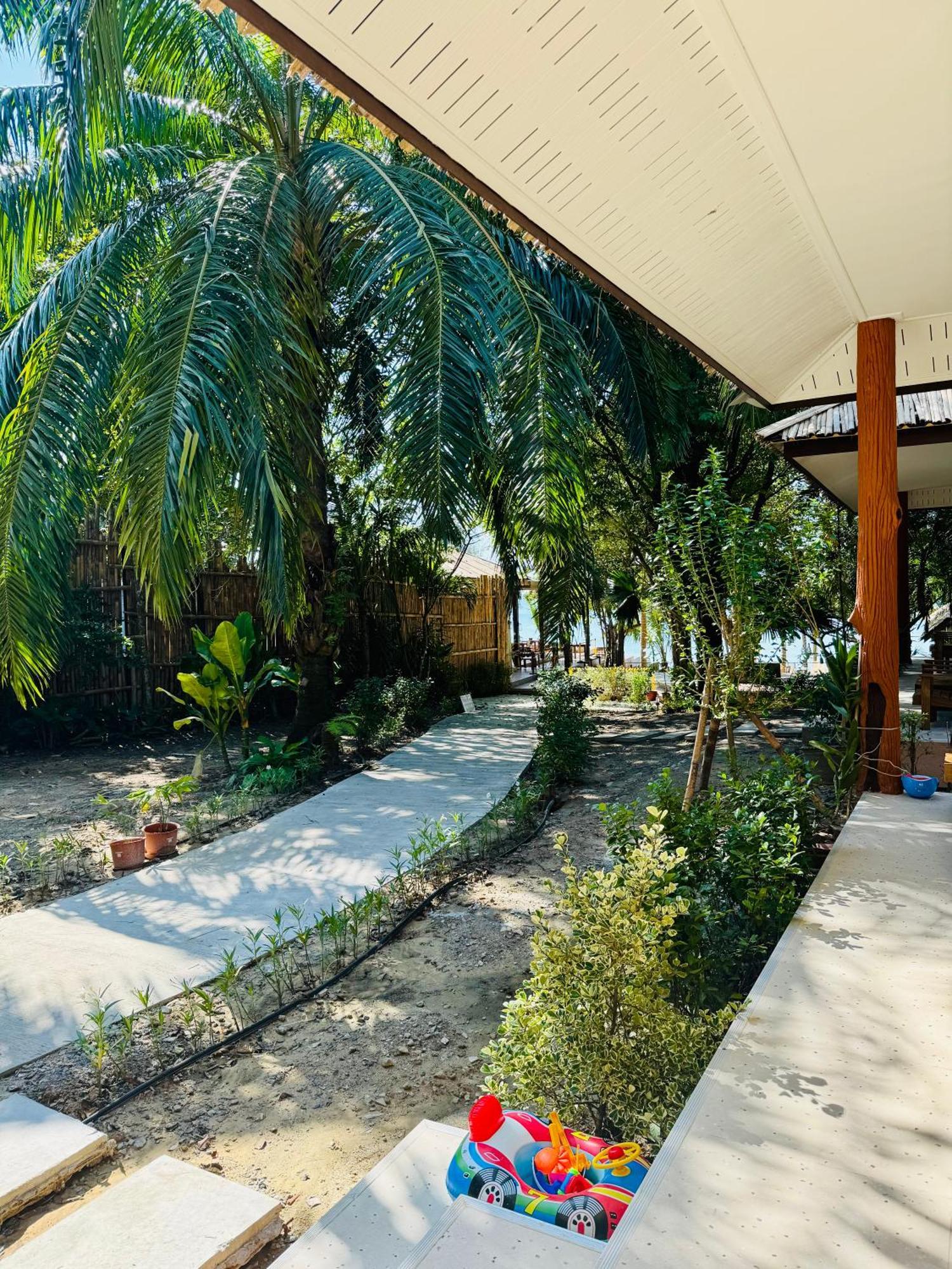 Sunny Cove Beach Resort Koh Phayam Ranong Esterno foto