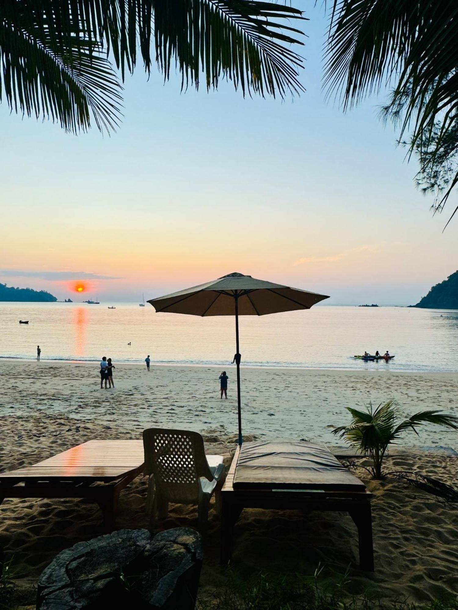 Sunny Cove Beach Resort Koh Phayam Ranong Esterno foto